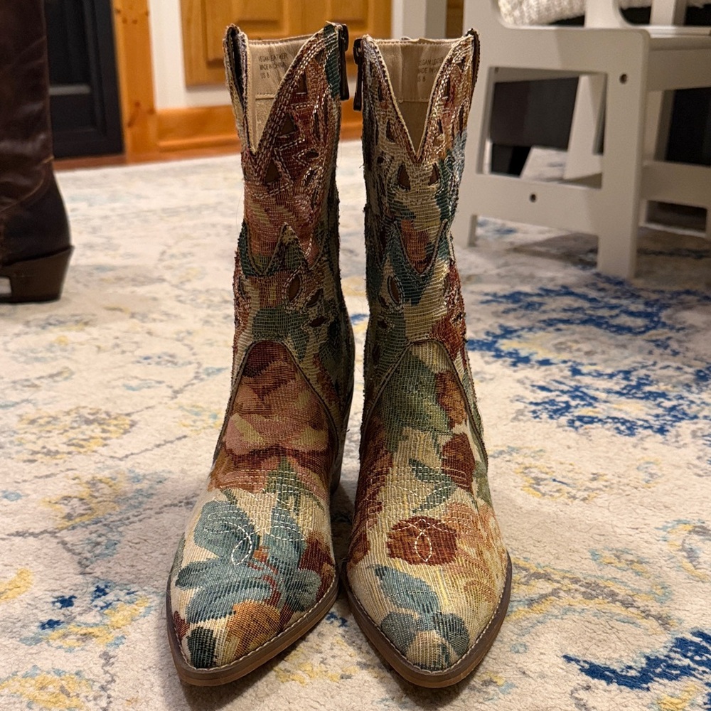 Floral Tapestry Heeled Boots - Picture 2 of 3